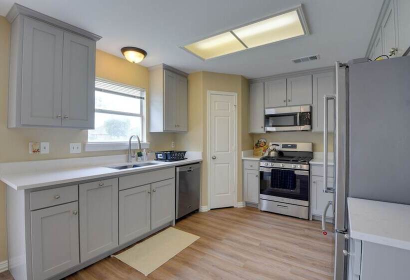 16 Mi To Downtown Dallas: Spacious Cedar Hill Home