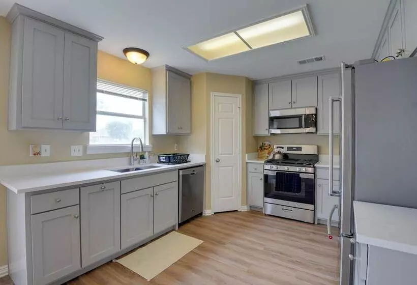 16 Mi To Downtown Dallas: Spacious Cedar Hill Home