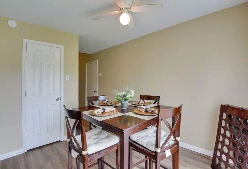 16 Mi To Downtown Dallas: Spacious Cedar Hill Home