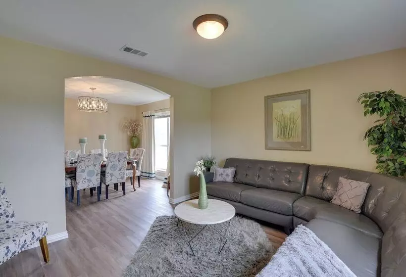 16 Mi To Downtown Dallas: Spacious Cedar Hill Home