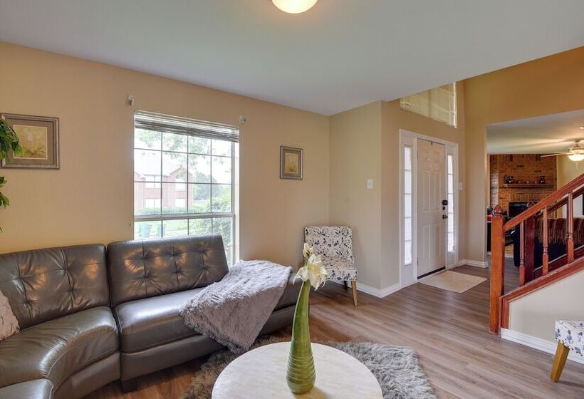 16 Mi To Downtown Dallas: Spacious Cedar Hill Home