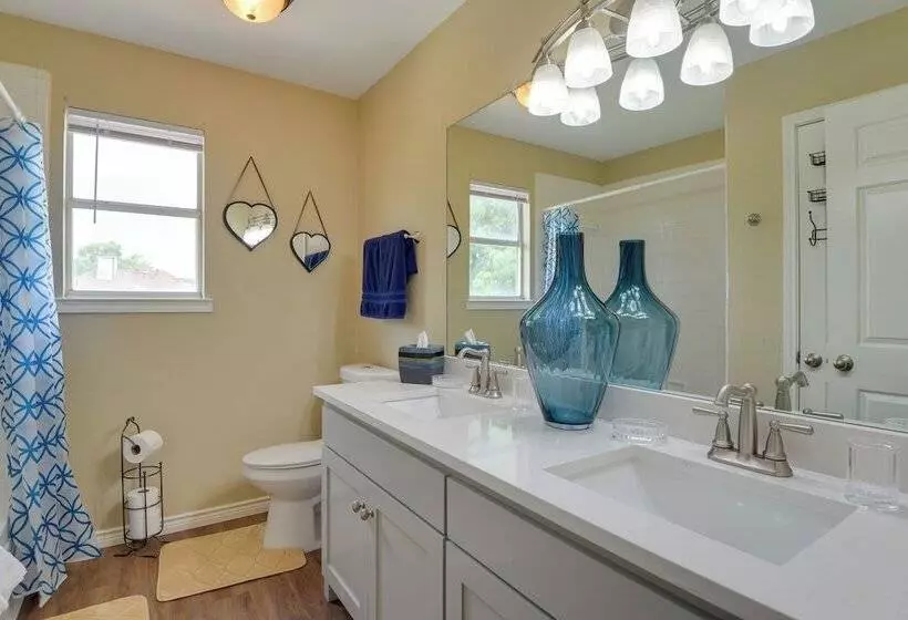 16 Mi To Downtown Dallas: Spacious Cedar Hill Home