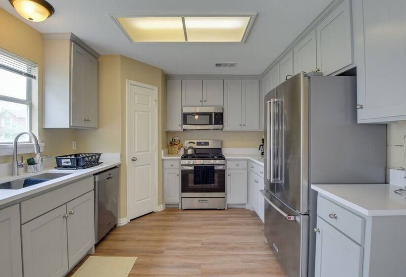 16 Mi To Downtown Dallas: Spacious Cedar Hill Home