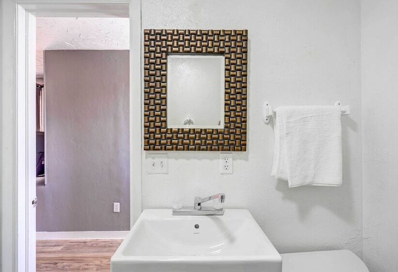 Charming Montrose Family Home: Block To Downtown!