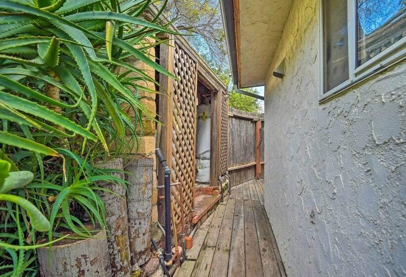 Cozy California Abode Near Malibu Beaches!