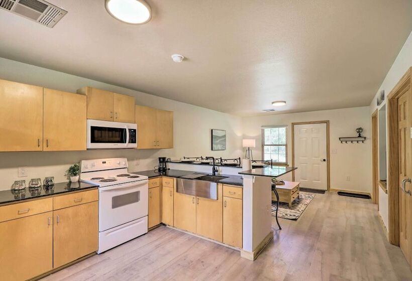 Cozy Cottage < 1 Mile From Kindred Barn!