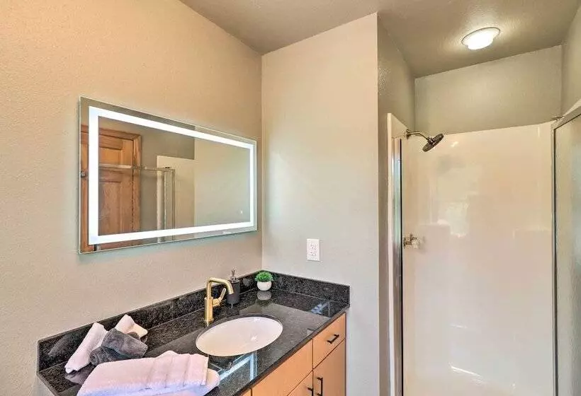 Cozy Cottage < 1 Mile From Kindred Barn!