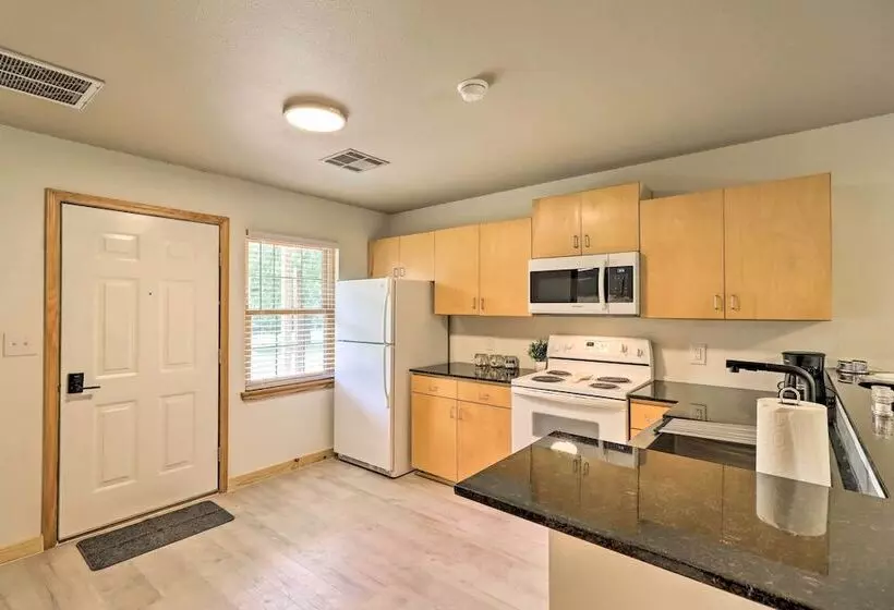 Cozy Cottage < 1 Mile From Kindred Barn!