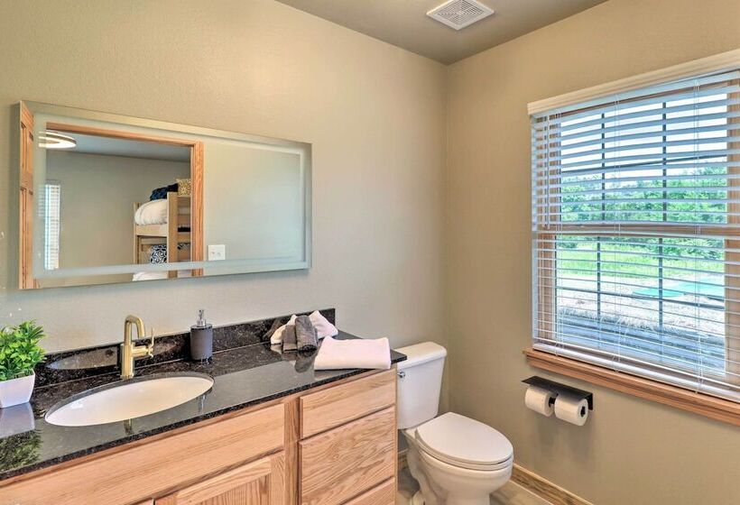 Cozy Cottage < 1 Mile From Kindred Barn!