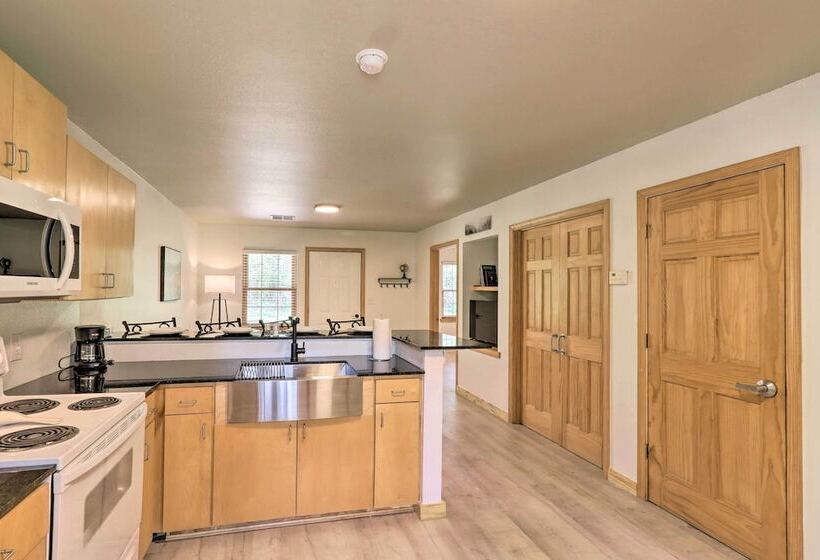 Cozy Cottage < 1 Mile From Kindred Barn!