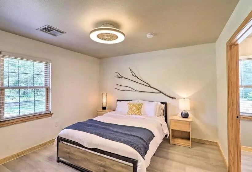 Cozy Cottage < 1 Mile From Kindred Barn!