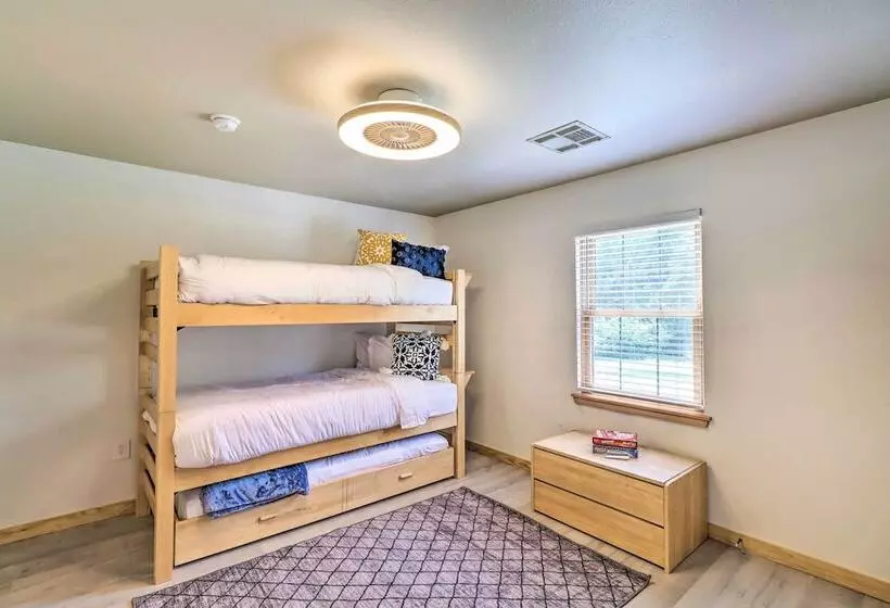 Cozy Cottage < 1 Mile From Kindred Barn!