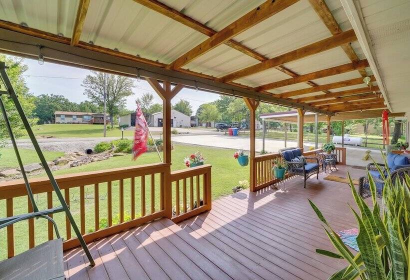 Cozy Lake Eufaula Hideaway W/ Fire Pit & Hot Tub!