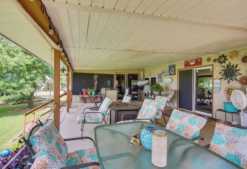 Cozy Lake Eufaula Hideaway W/ Fire Pit & Hot Tub!