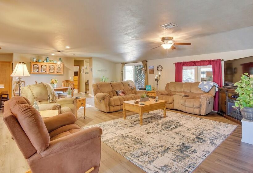 Cozy Lake Eufaula Hideaway W/ Fire Pit & Hot Tub!