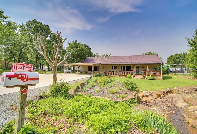 Cozy Lake Eufaula Hideaway W/ Fire Pit & Hot Tub!