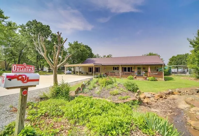Cozy Lake Eufaula Hideaway W/ Fire Pit & Hot Tub!