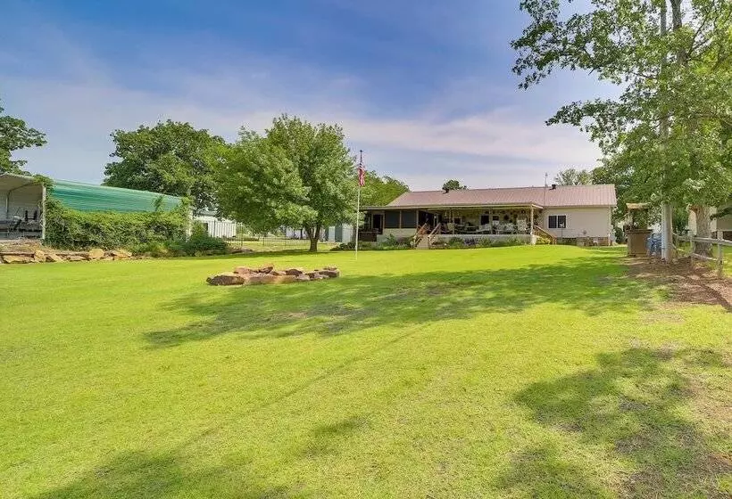 Cozy Lake Eufaula Hideaway W/ Fire Pit & Hot Tub!