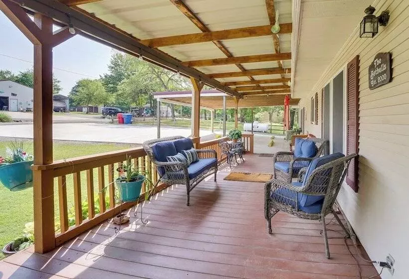 Cozy Lake Eufaula Hideaway W/ Fire Pit & Hot Tub!
