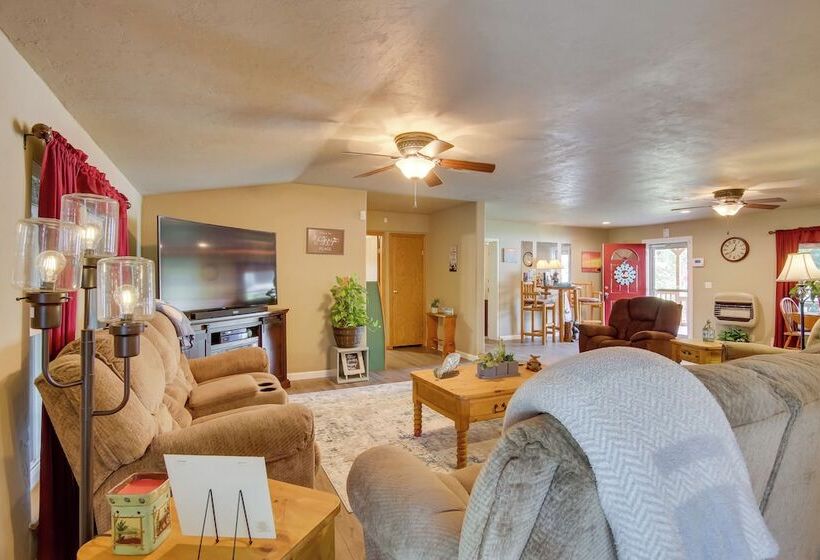 Cozy Lake Eufaula Hideaway W/ Fire Pit & Hot Tub!