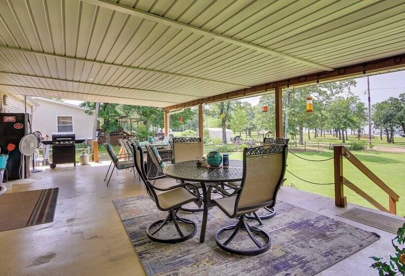 Cozy Lake Eufaula Hideaway W/ Fire Pit & Hot Tub!