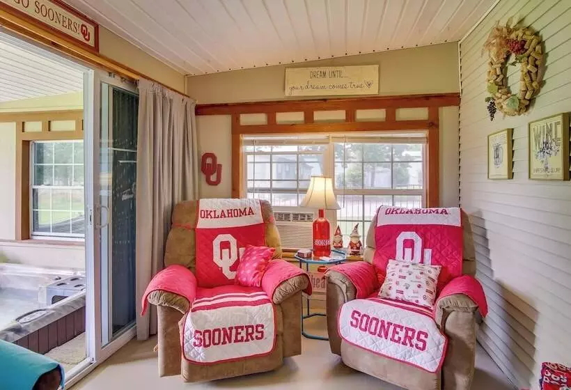 Cozy Lake Eufaula Hideaway W/ Fire Pit & Hot Tub!