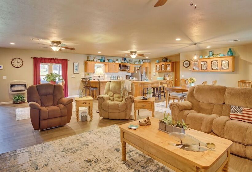 Cozy Lake Eufaula Hideaway W/ Fire Pit & Hot Tub!