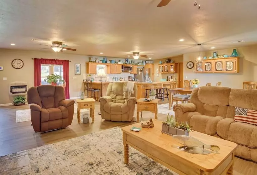 Cozy Lake Eufaula Hideaway W/ Fire Pit & Hot Tub!