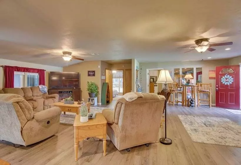 Cozy Lake Eufaula Hideaway W/ Fire Pit & Hot Tub!