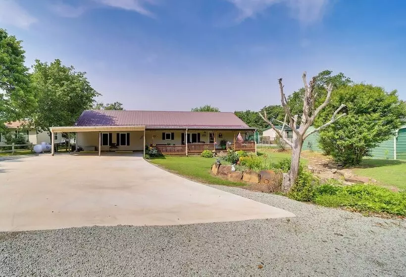 Cozy Lake Eufaula Hideaway W/ Fire Pit & Hot Tub!