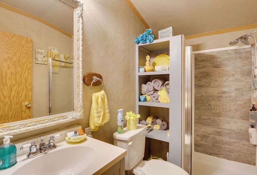 Cozy Lake Eufaula Hideaway W/ Fire Pit & Hot Tub!