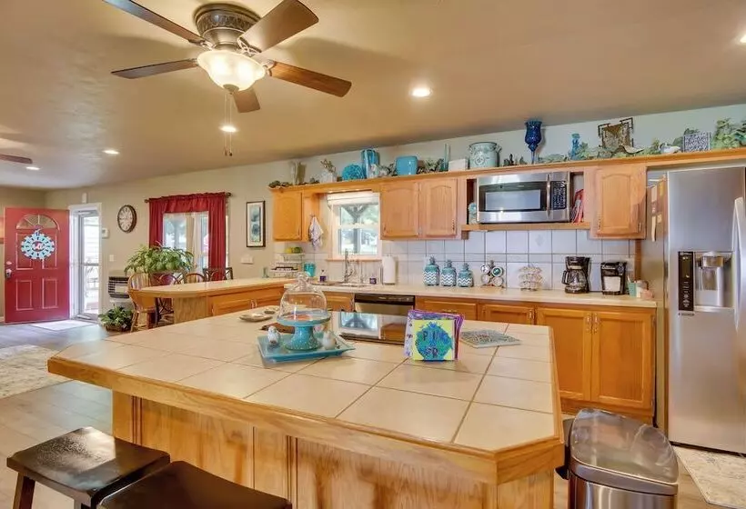 Cozy Lake Eufaula Hideaway W/ Fire Pit & Hot Tub!