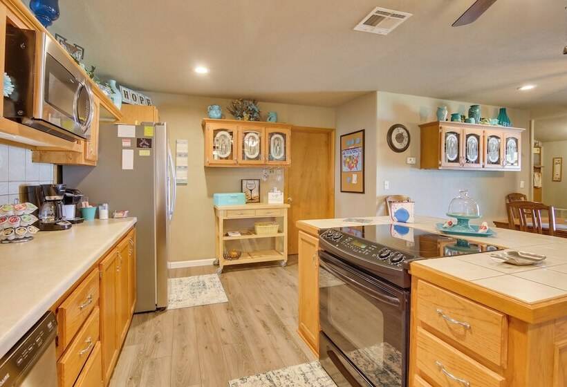 Cozy Lake Eufaula Hideaway W/ Fire Pit & Hot Tub!