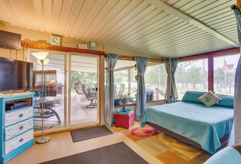 Cozy Lake Eufaula Hideaway W/ Fire Pit & Hot Tub!