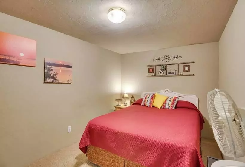 Cozy Lake Eufaula Hideaway W/ Fire Pit & Hot Tub!