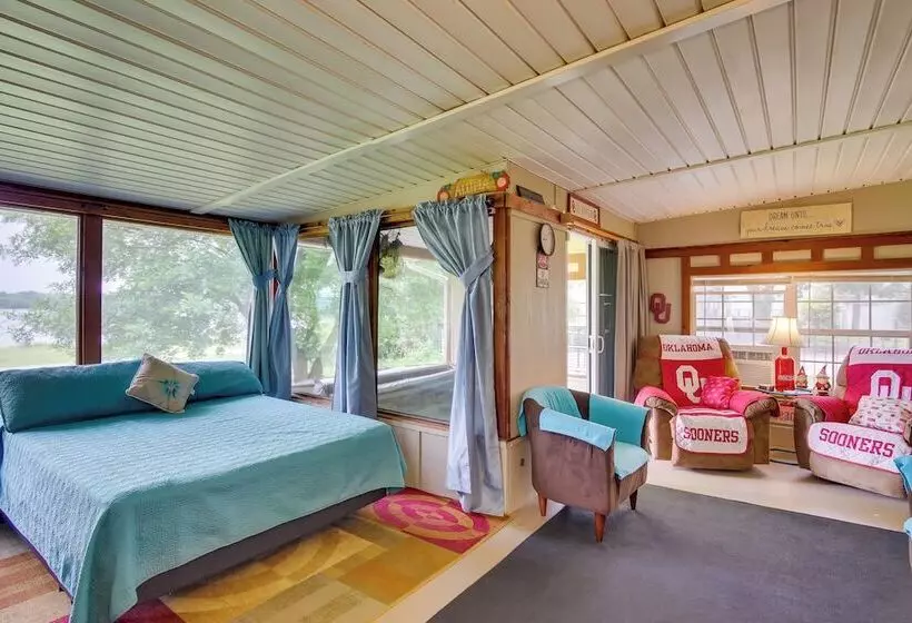 Cozy Lake Eufaula Hideaway W/ Fire Pit & Hot Tub!