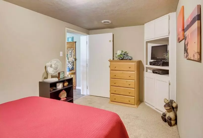 Cozy Lake Eufaula Hideaway W/ Fire Pit & Hot Tub!