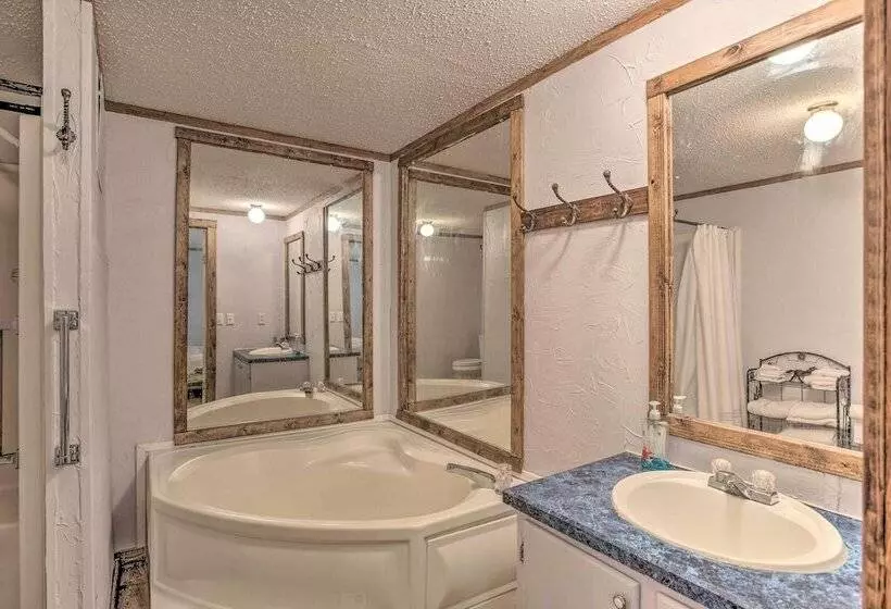 Cozy Mead Home W/ Grill & Patio: Nearby Lake!