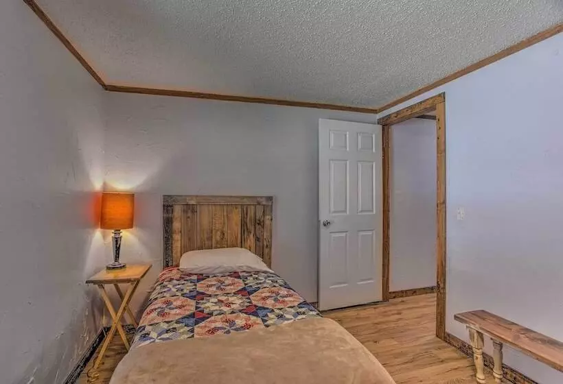 Cozy Mead Home W/ Grill & Patio: Nearby Lake!