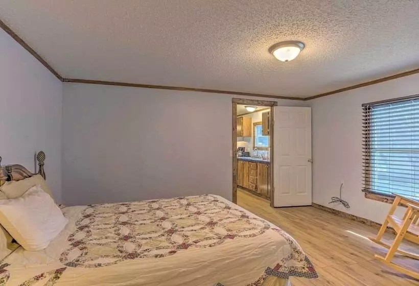 Cozy Mead Home W/ Grill & Patio: Nearby Lake!