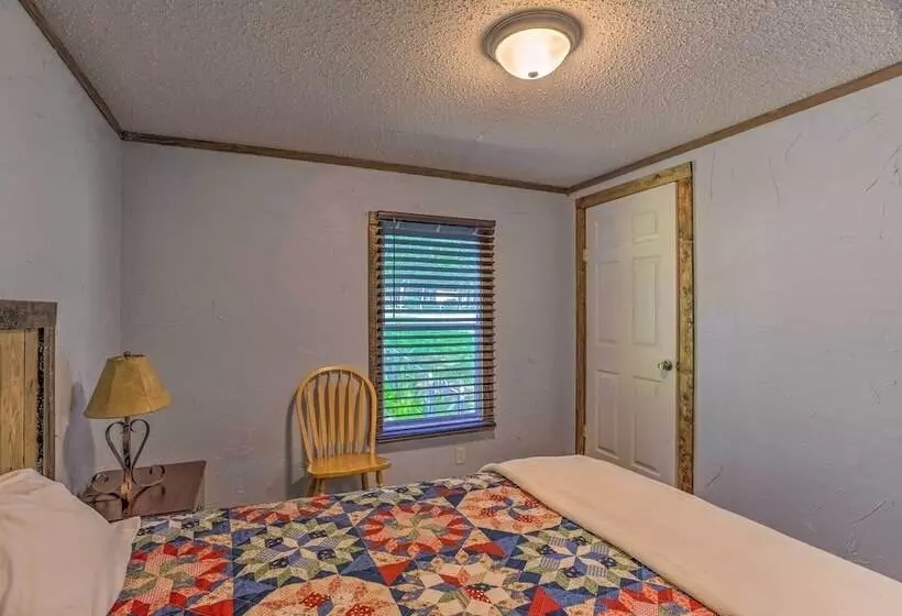 Cozy Mead Home W/ Grill & Patio: Nearby Lake!