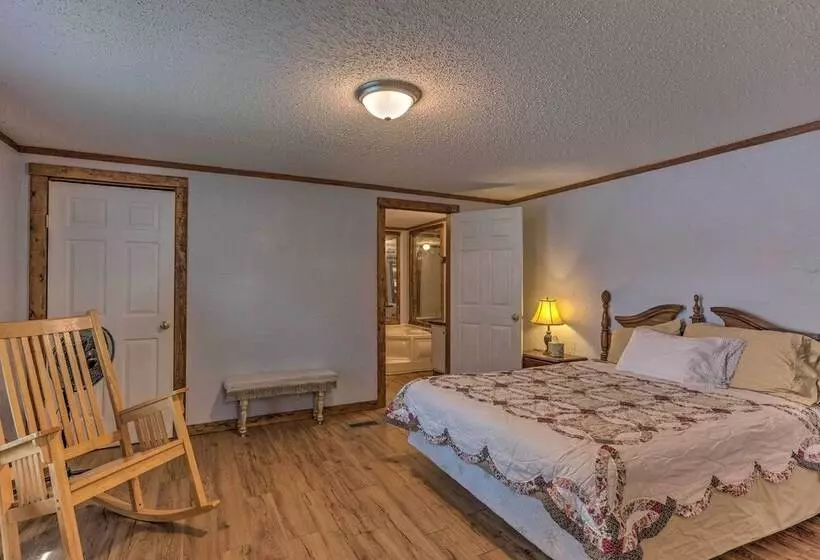 Cozy Mead Home W/ Grill & Patio: Nearby Lake!