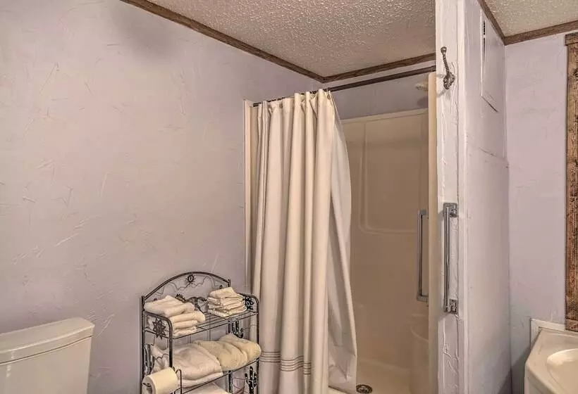 Cozy Mead Home W/ Grill & Patio: Nearby Lake!