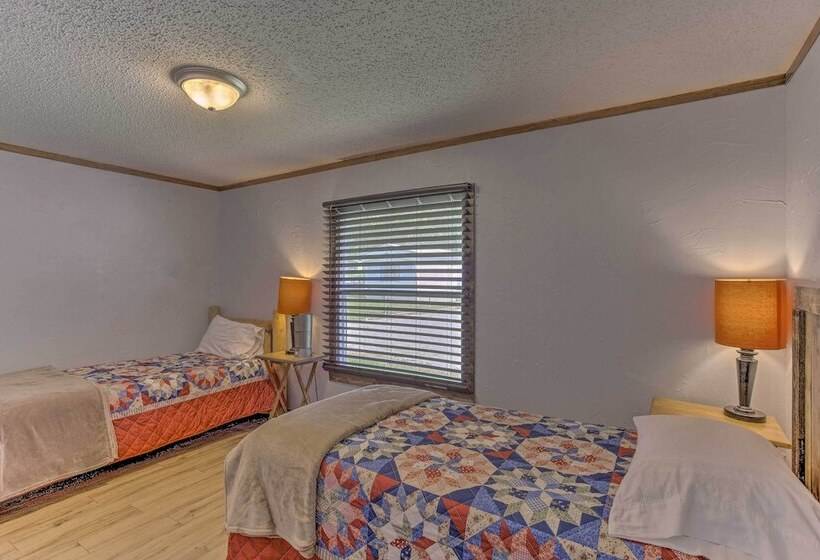 Cozy Mead Home W/ Grill & Patio: Nearby Lake!