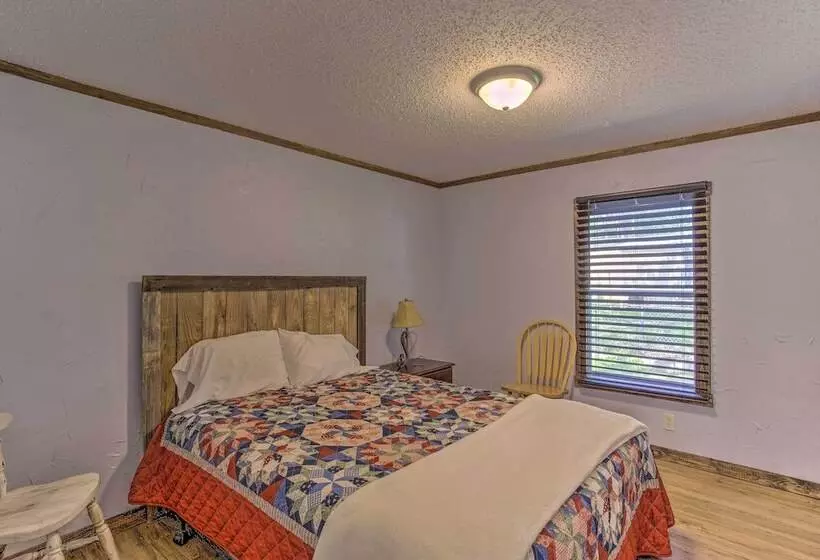 Cozy Mead Home W/ Grill & Patio: Nearby Lake!