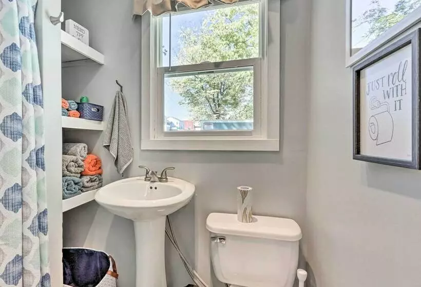 Cozy Warsaw Cottage: Walk To Drake Harbor!