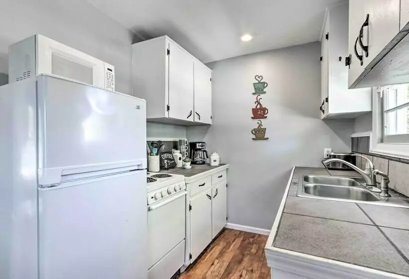Cozy Warsaw Cottage: Walk To Drake Harbor!