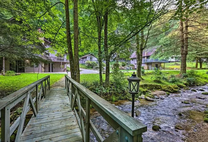 Creekside Roan Mountain Cabin: Walk To Trails