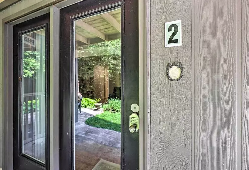 Creekside Roan Mountain Cabin: Walk To Trails