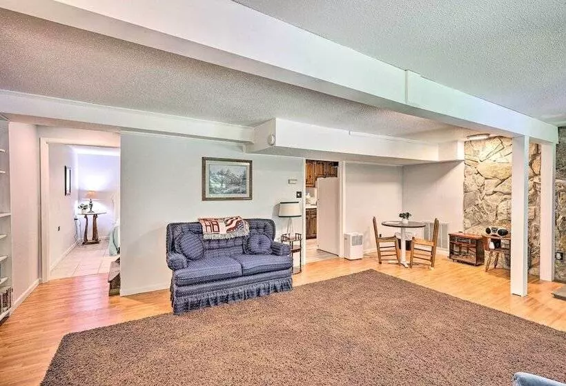 Creekside Roan Mountain Cabin: Walk To Trails